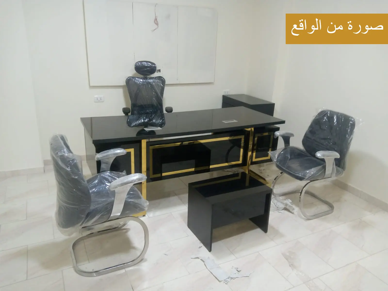 مكتب مدير أسود مذهب