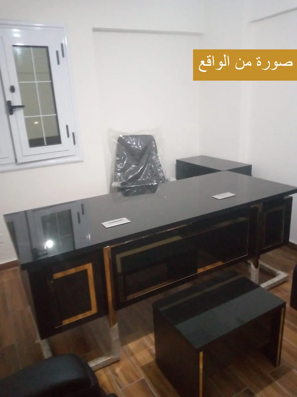 مكتب مدير أسود مذهب